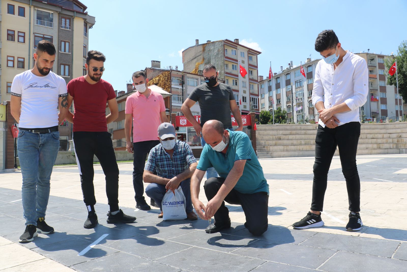 41 dereceyi bulan sıcakta, kaldırımda yumurta pişirme denemesi