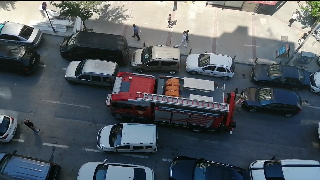 İhbara giden itfaiye araçları yolda mahsur kaldı