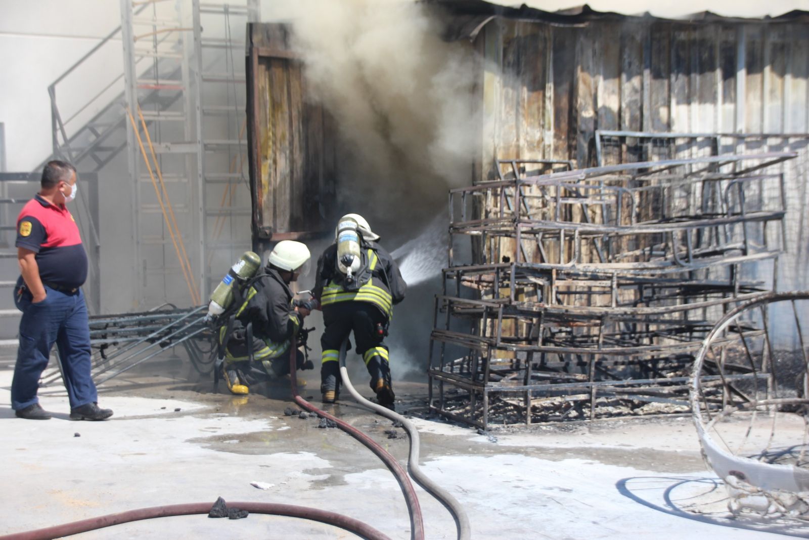 15 dakikada 100 bin lira kül oldu