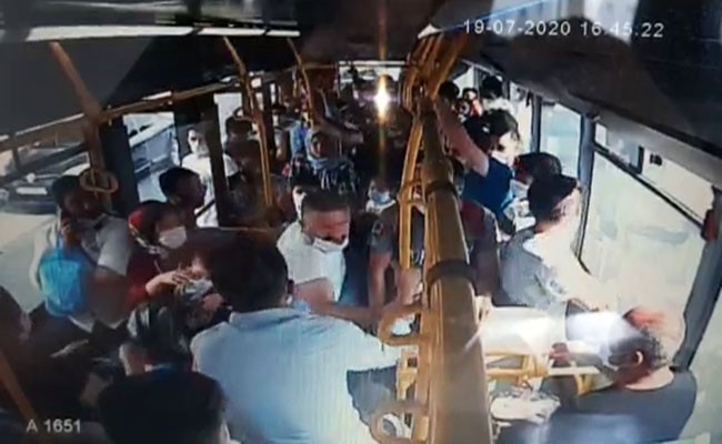 Halk otobüsünde 'akbil' tartışması! Yolcu dehşeti yaşattı