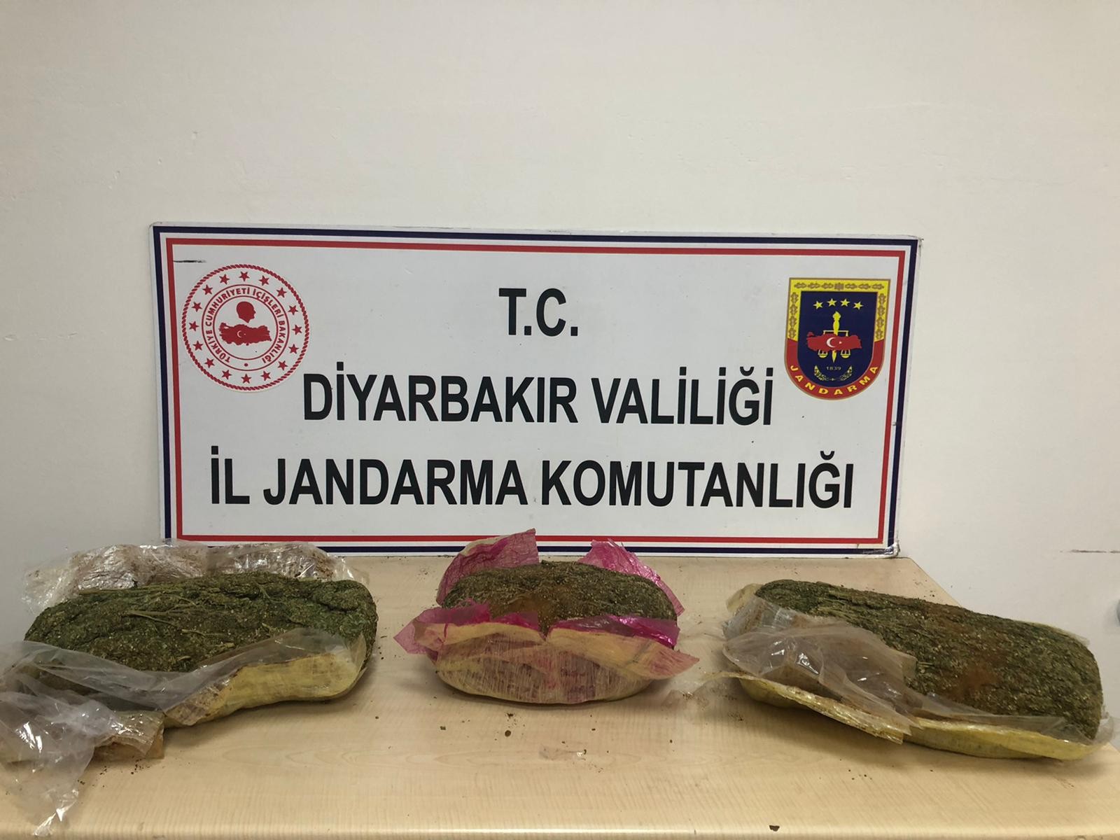 Dedektör köpek tepki vermesin diye uyuşturucunun yüzeyini kahve ile sıvamışlar