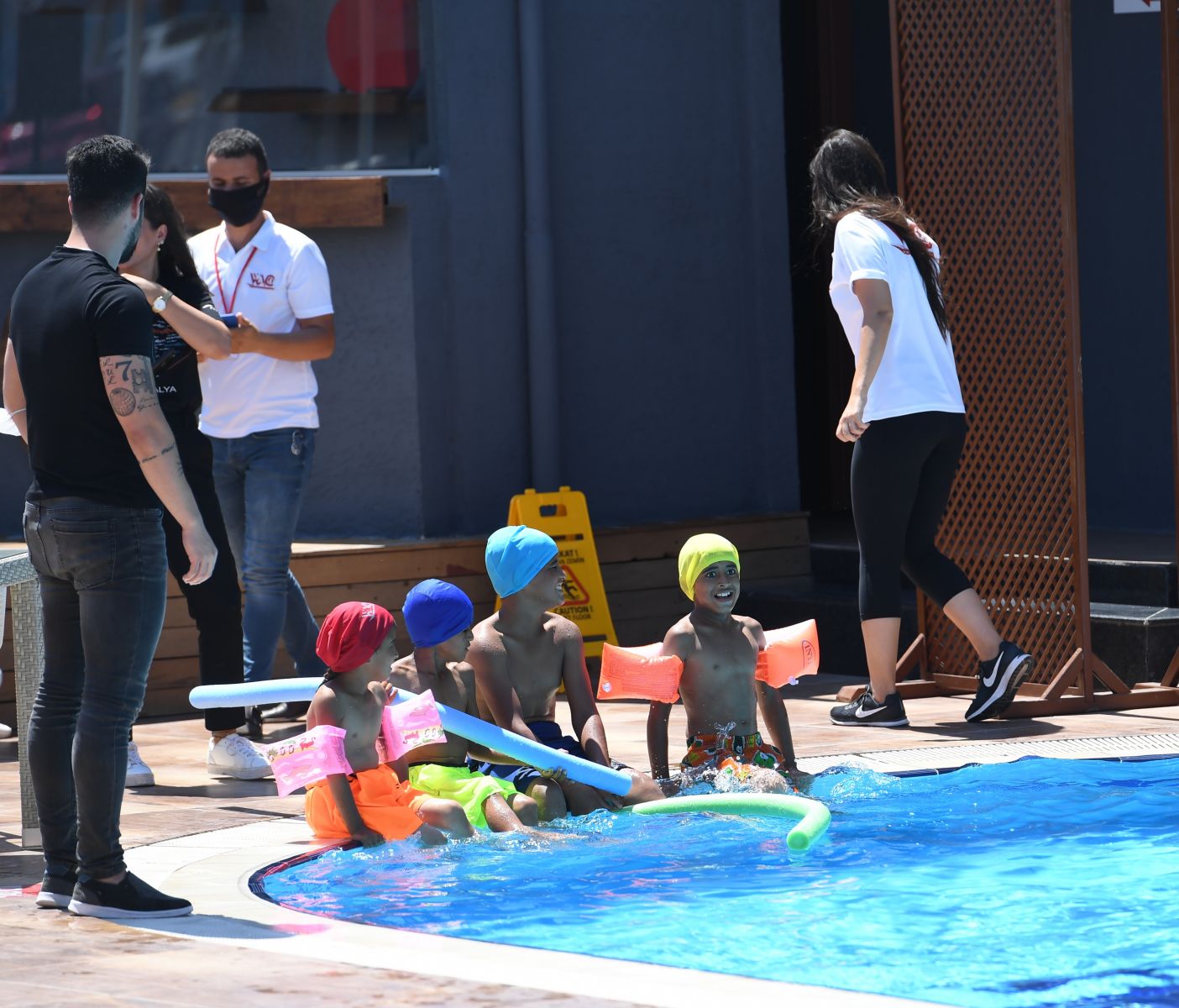 Çöp konteynerlerinin üzerine çıkıp gizlice izlediği hayaline kavuştu