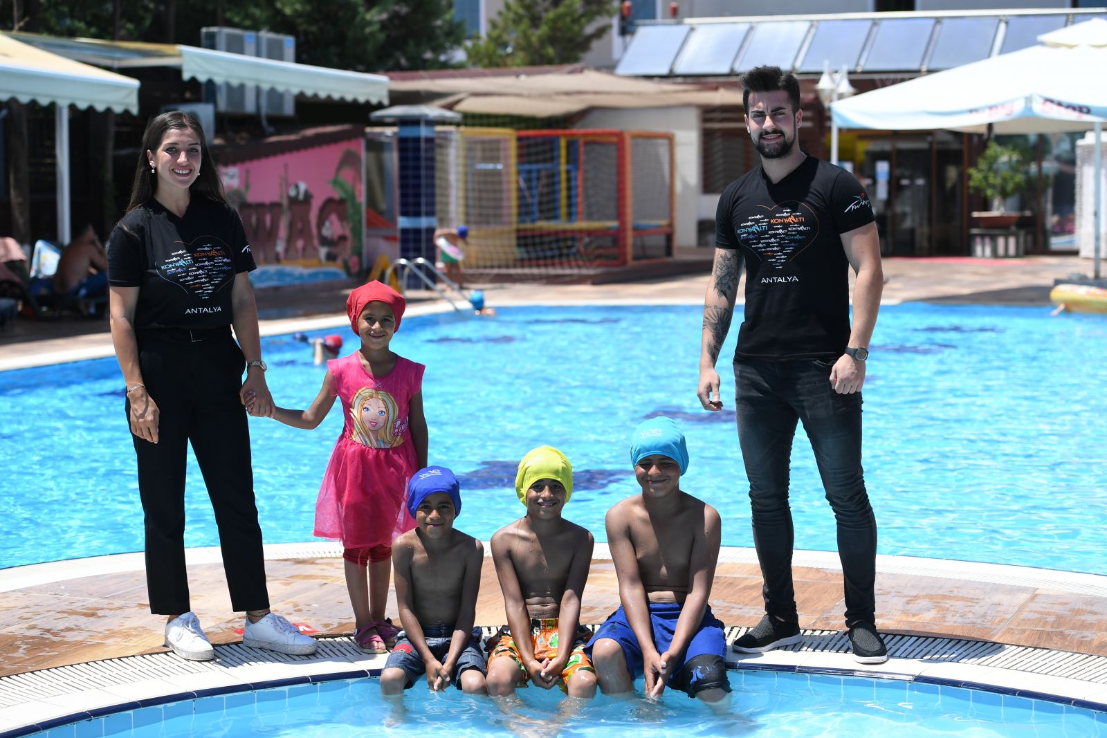 Çöp konteynerlerinin üzerine çıkıp gizlice izlediği hayaline kavuştu