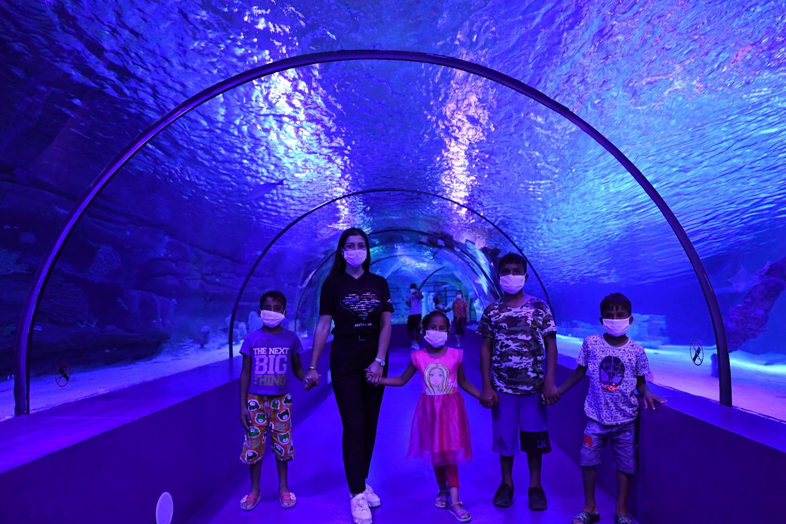 Çöp konteynerlerinin üzerine çıkıp gizlice izlediği hayaline kavuştu