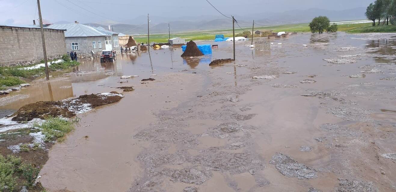 Van'ın Özalp ilçesini önce dolu sonra sel vurdu