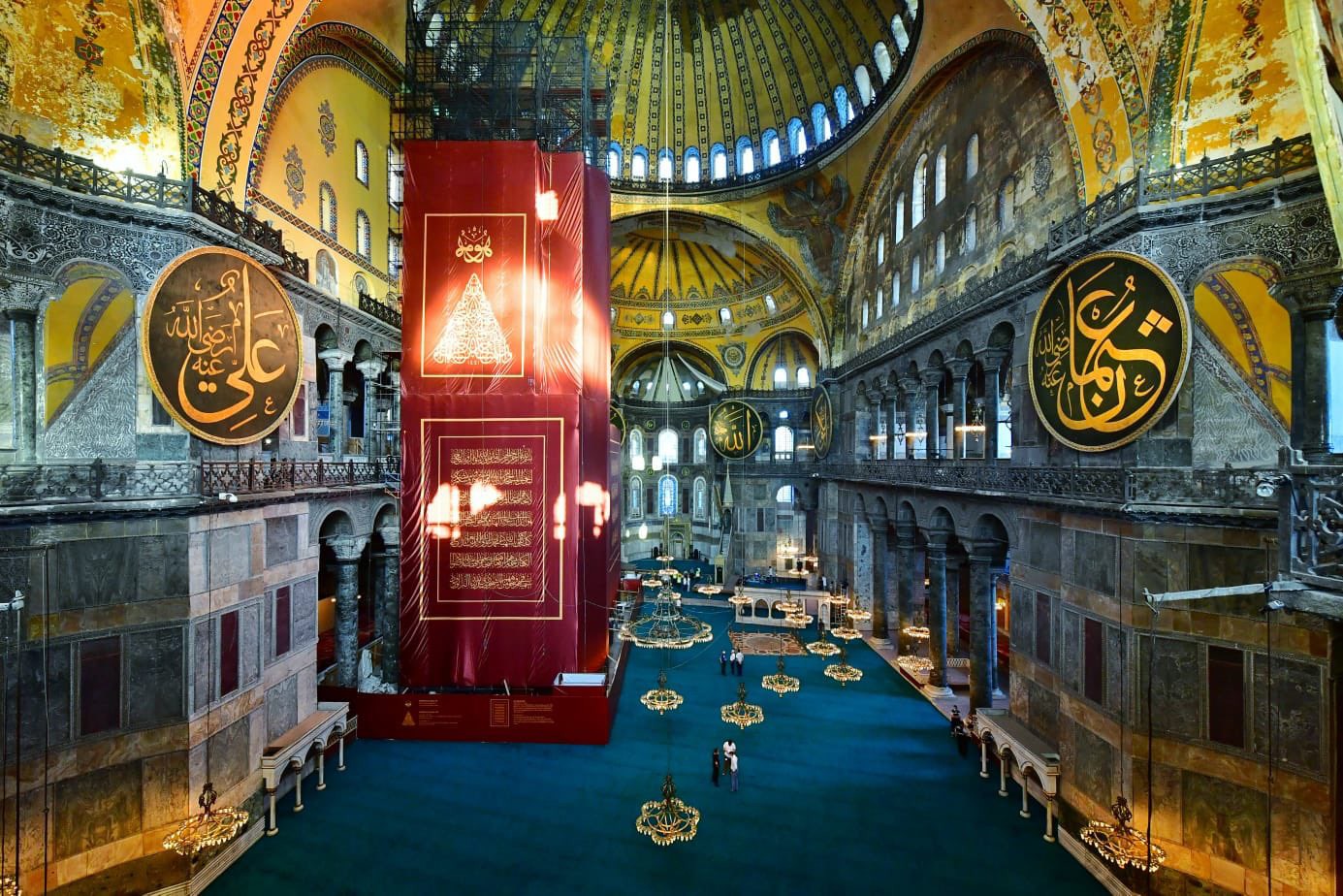 İstanbul Valisi Yerlikaya paylaştı! Ayasofya Camii içinden kare