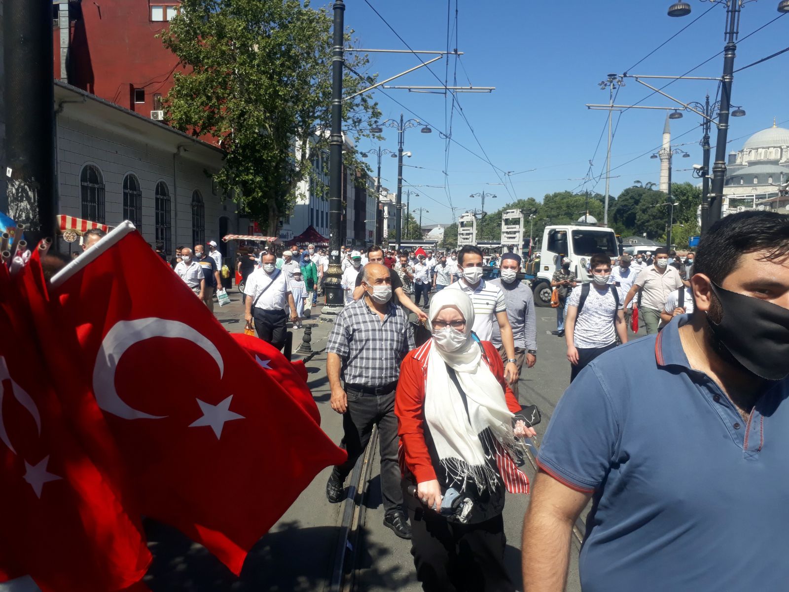Ayasofya Camii’nin önünde vatandaşlar bayram coşkusu yaşıyor