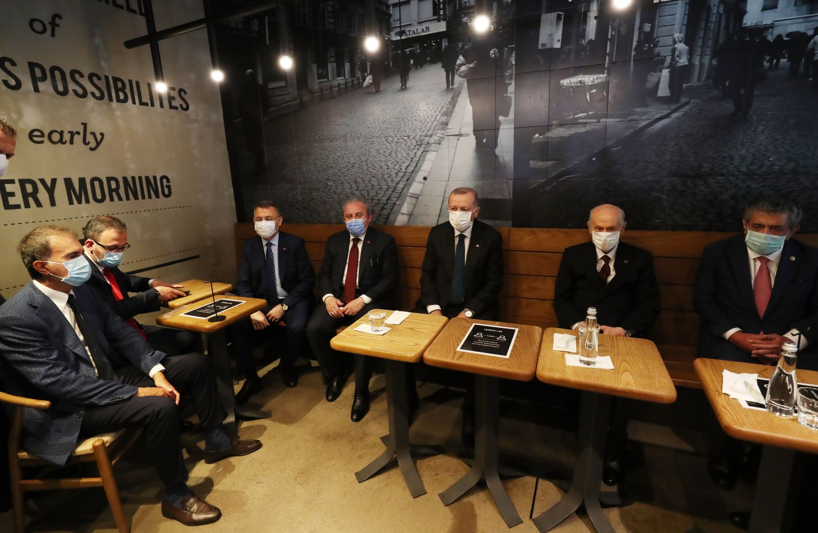 Cumhurbaşkanı Erdoğan, Fatih'te bir kafede oturdu Cumhurbaşkanı Erdoğan, Fatih'te bir kafede oturdu