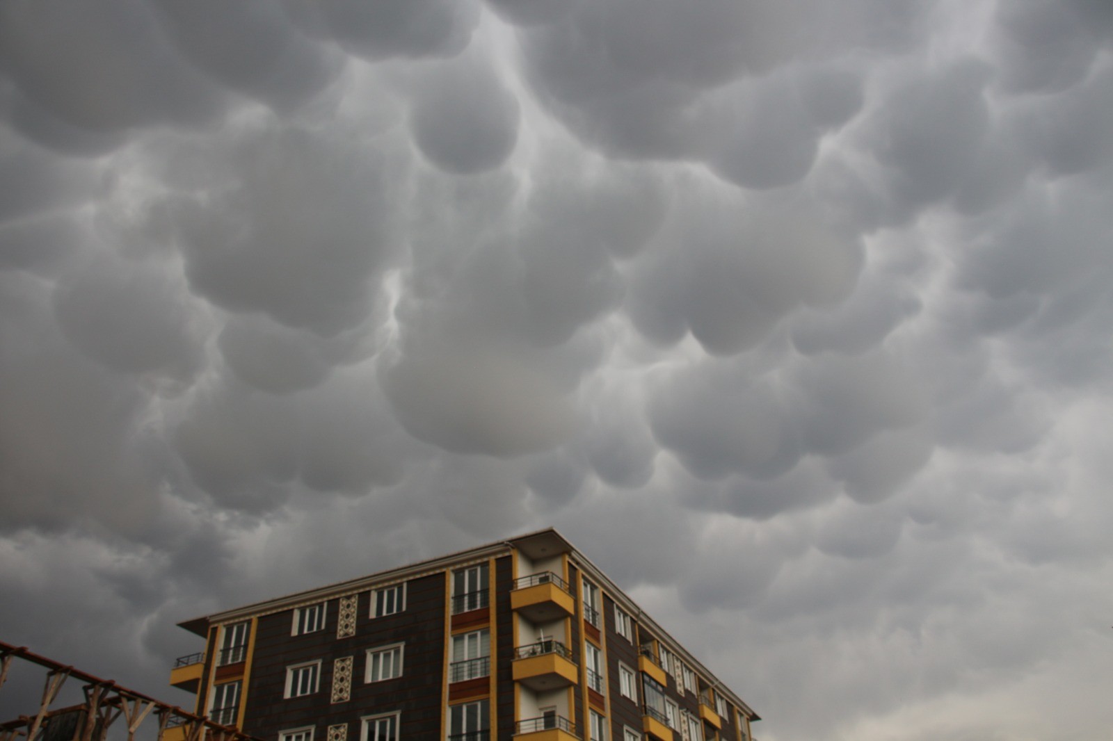 Erzurum'da bulutlar etkileyici görüntüler oluşturdu