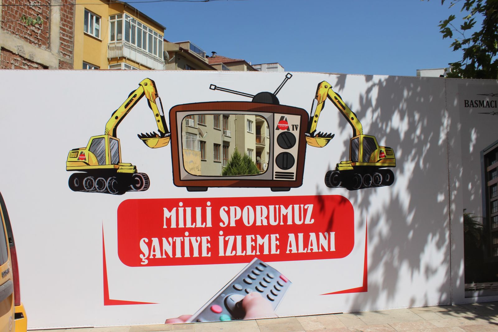 Vatandaşlar inşaat çalışmalarını televizyon şeklinde pencereden izliyor