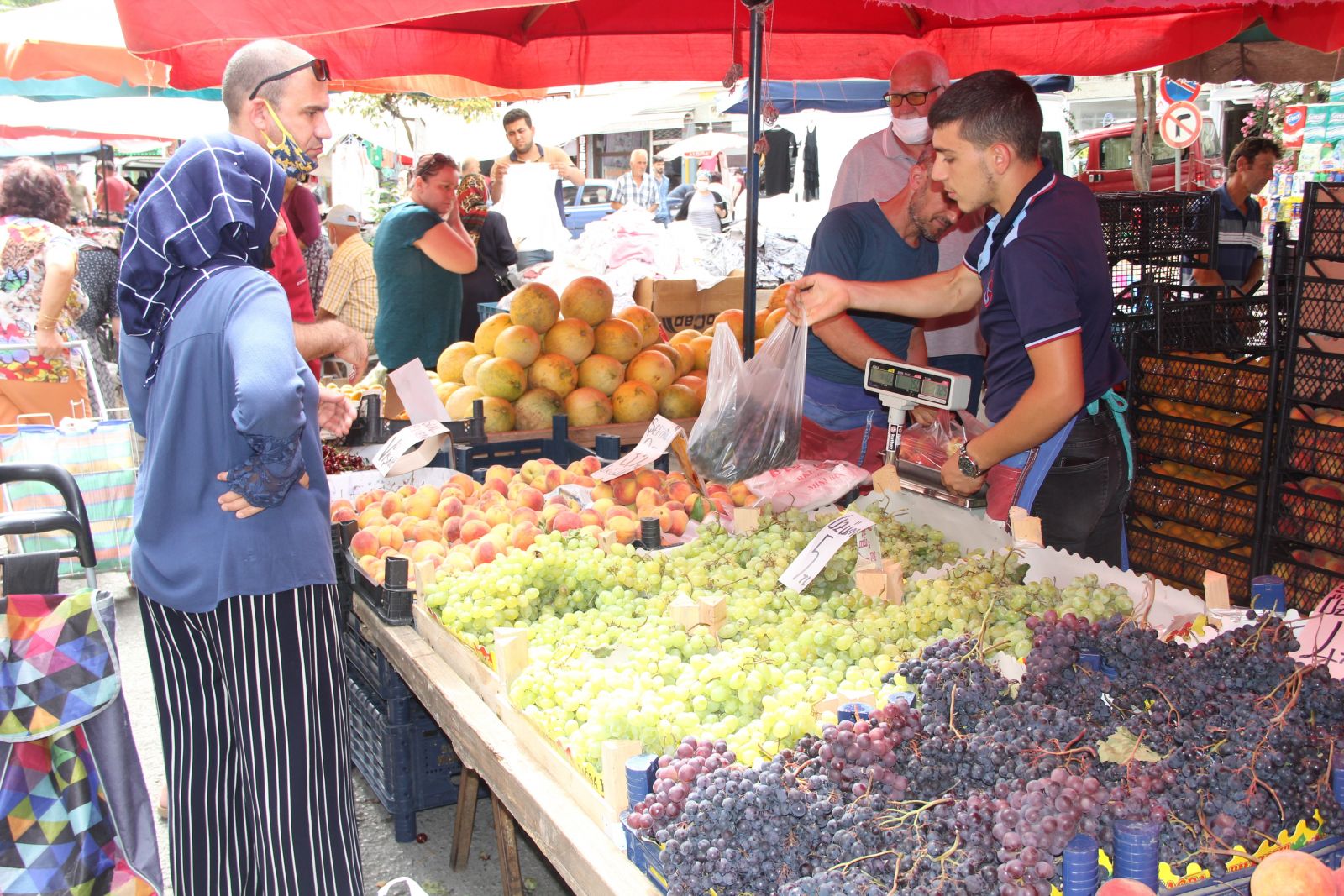 Pazar fiyatlarını gördü, erik dalı eşliğinde oynadı