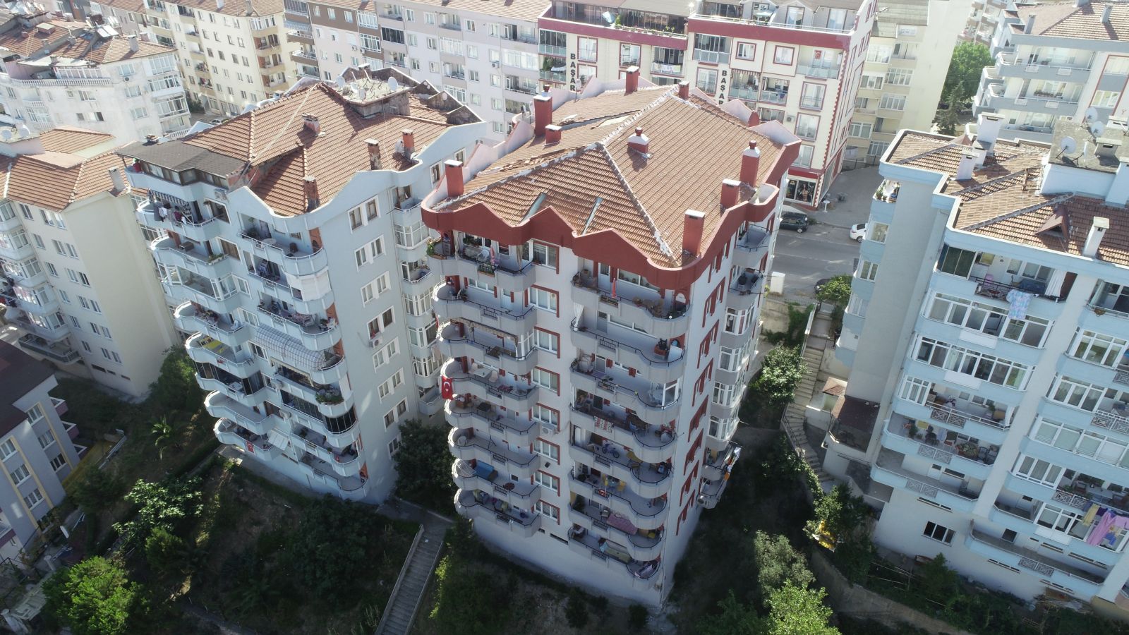 9 katlı binanın kolonu patladı, vatandaşlar deprem oldu sandı