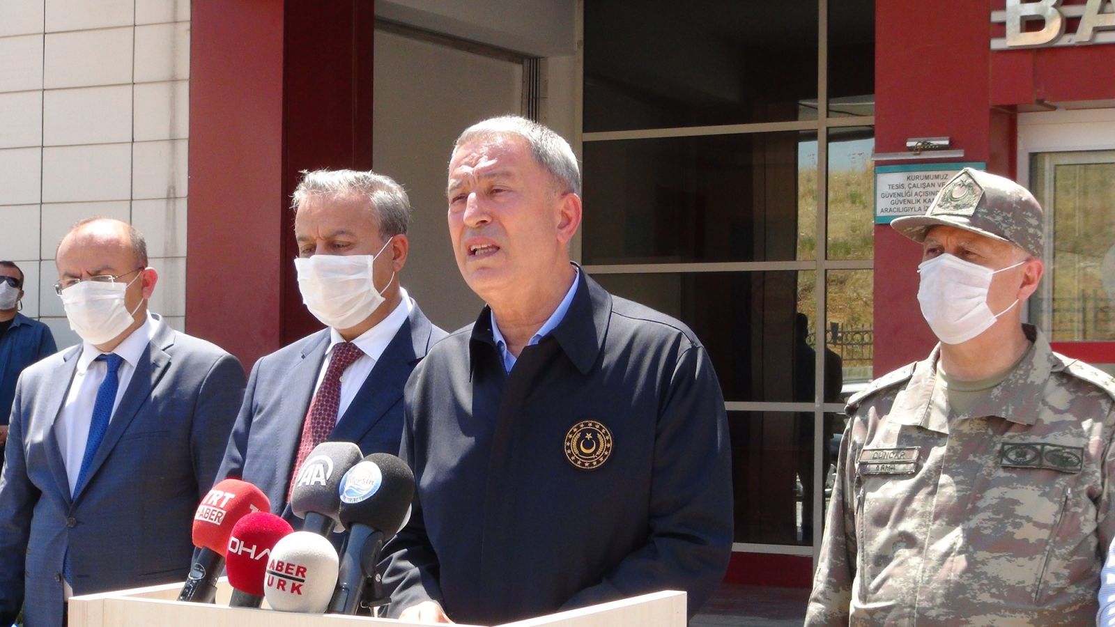 Bakan Akar: Devrilen araçta teknik arıza tespit edildi