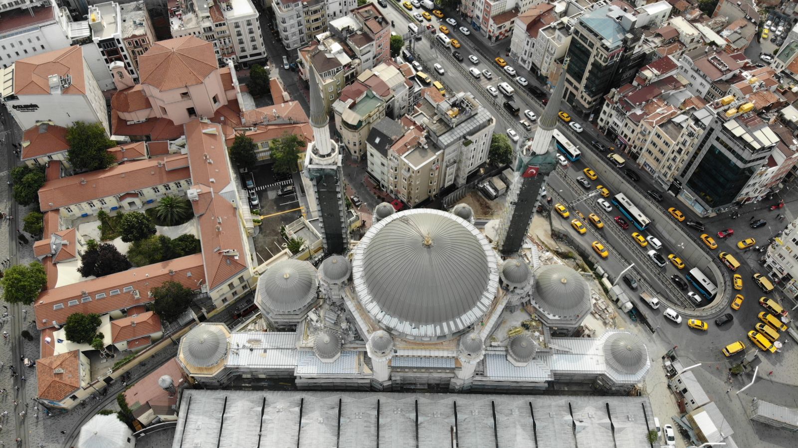 Taksim Camii'nin şerefesi göründü