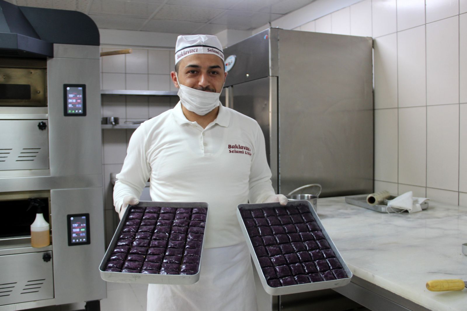 Diyabet hastaları için ‘mor baklava’ yapmaya başladı, siparişlere yetişemiyor