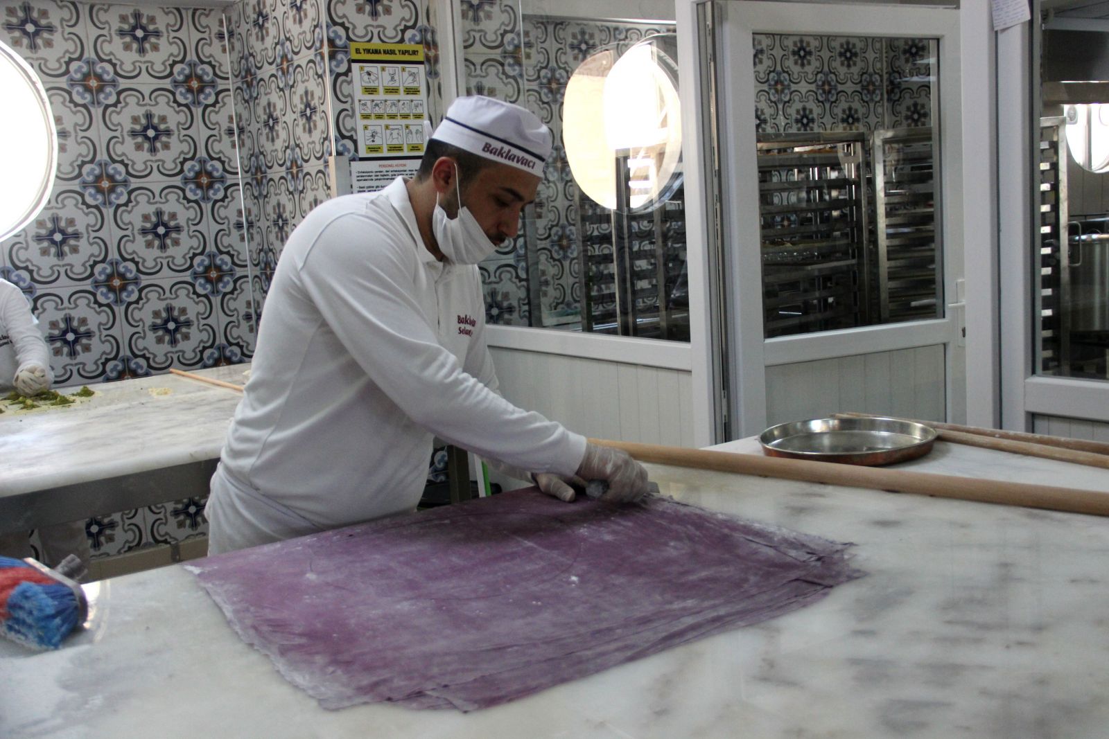 Diyabet hastaları için ‘mor baklava’ yapmaya başladı, siparişlere yetişemiyor