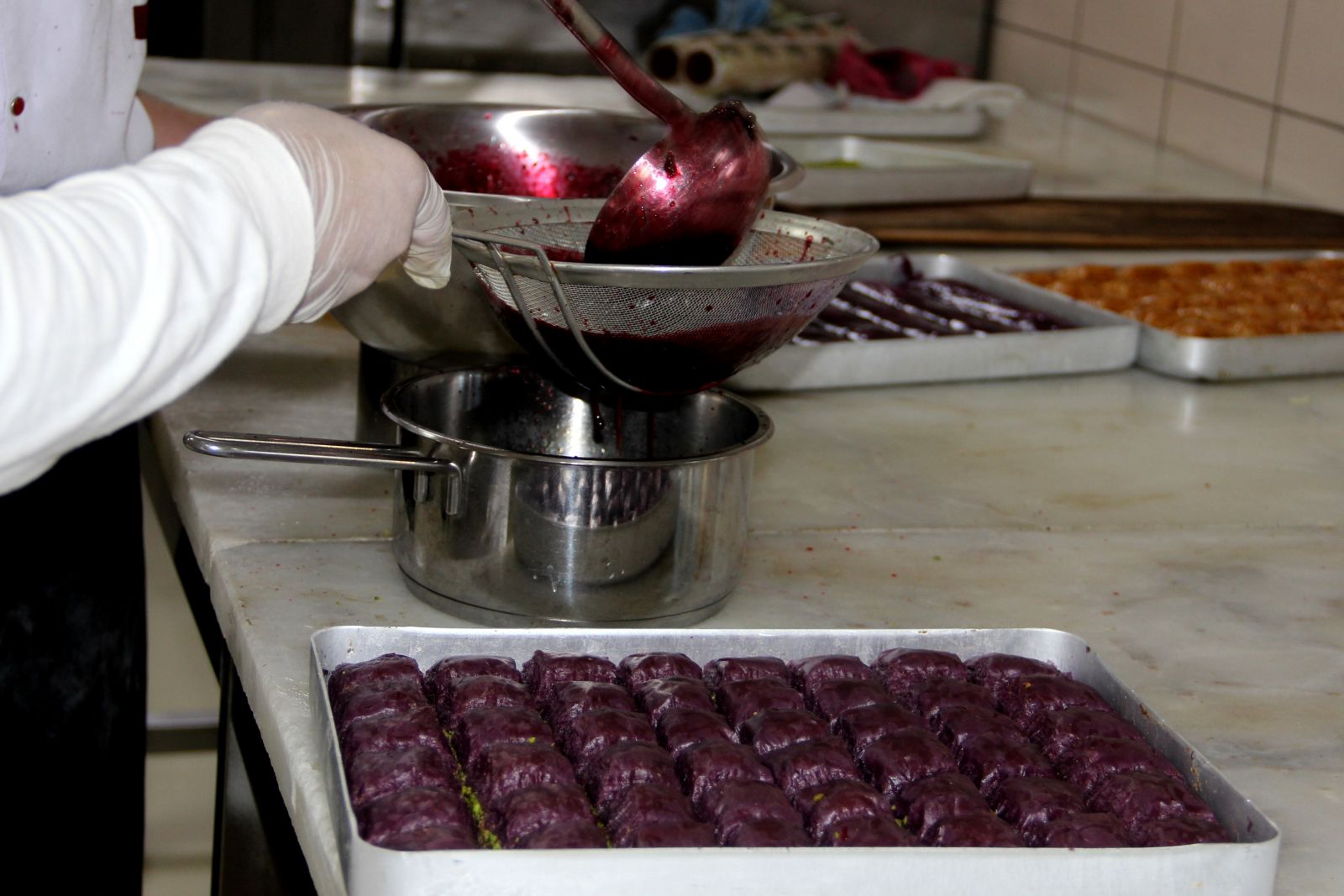 Diyabet hastaları için ‘mor baklava’ yapmaya başladı, siparişlere yetişemiyor