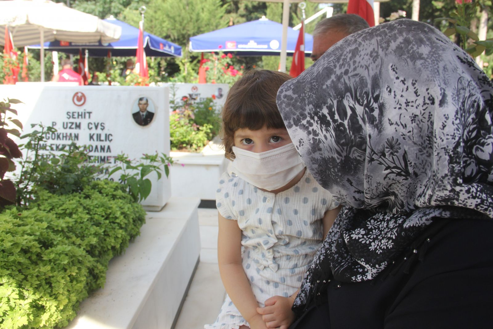 En acı bayram: 3 yaşındaki Zeynep şehit babasıyla bayramlaşmak için şehitliğe gitti