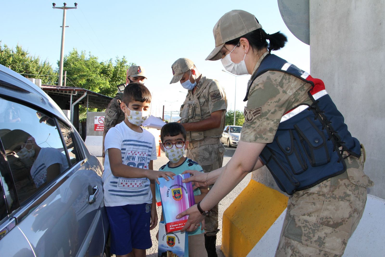 Jandarmadan bayramda şeker ve kolonyalı uygulama