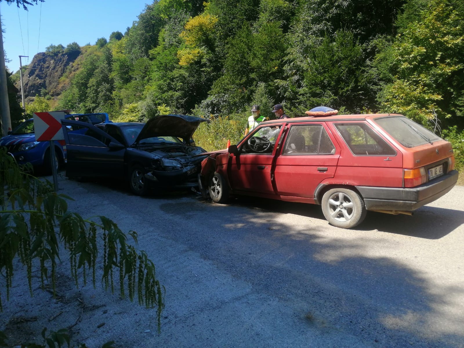 Düzce’de otomobiller kafa kafaya çarpıştı: 3 yaralı