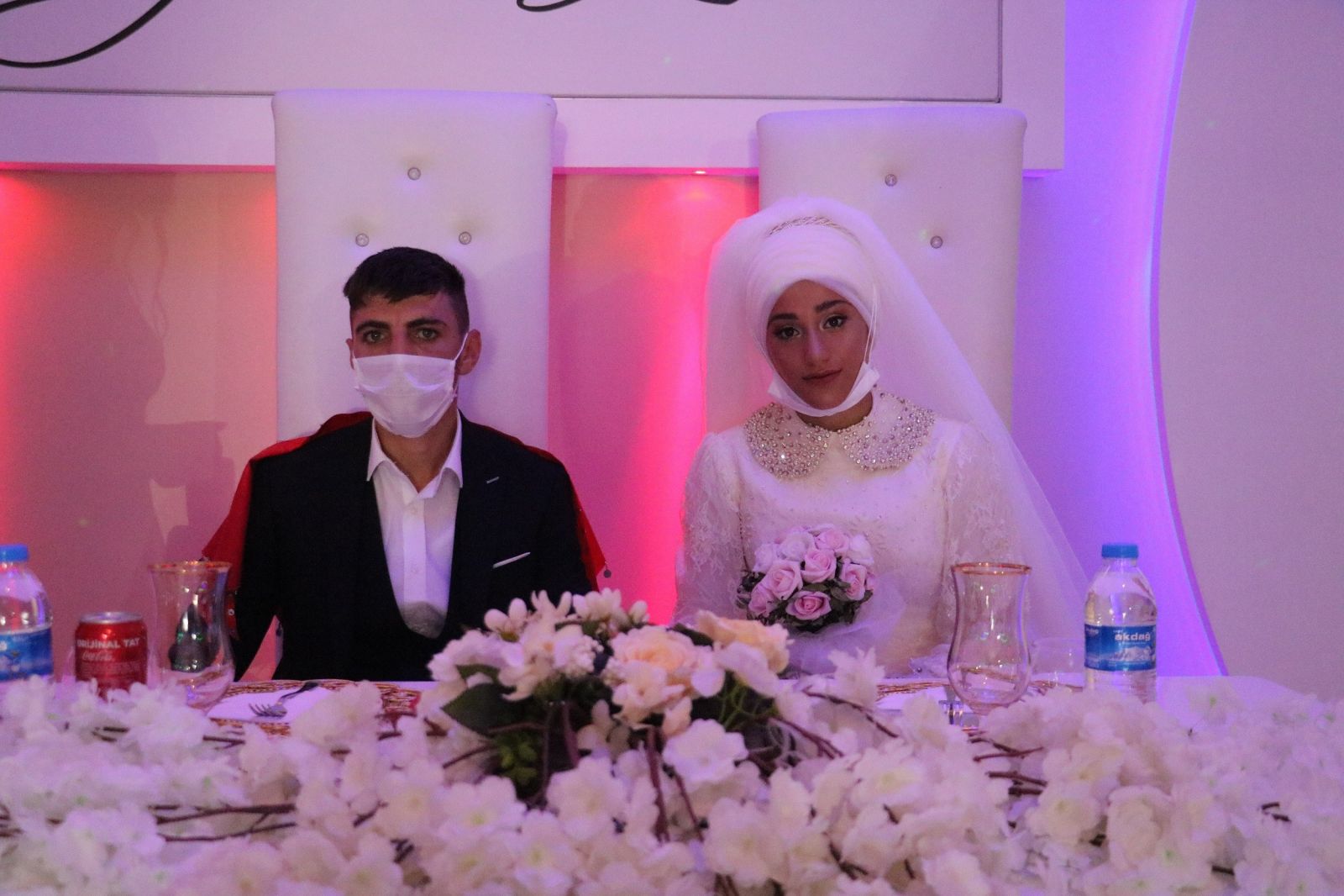 Aileler razı değildi, devreye girip düğünlerini yaptılar