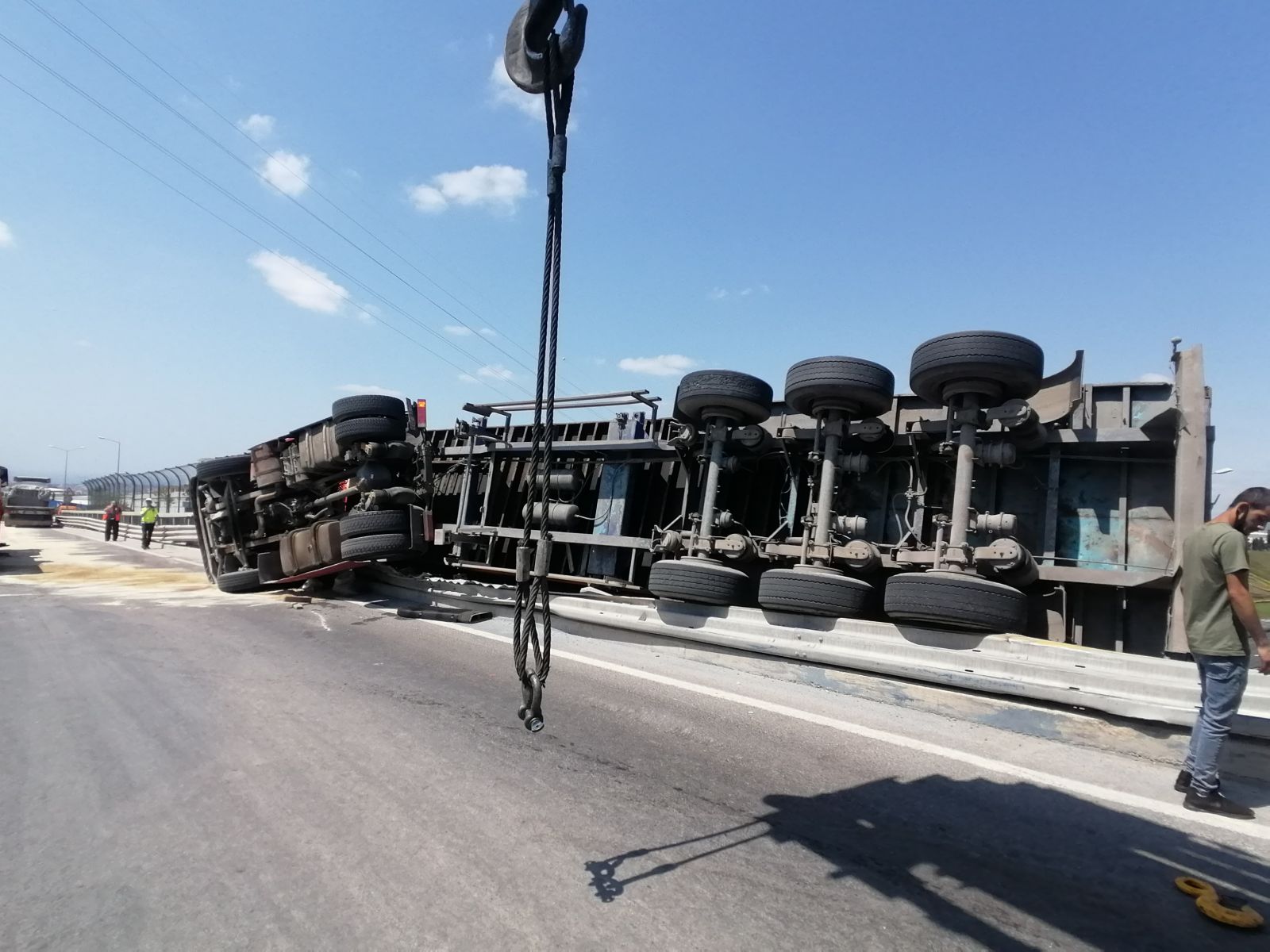 Devrilen tır köprüde asılı kaldı