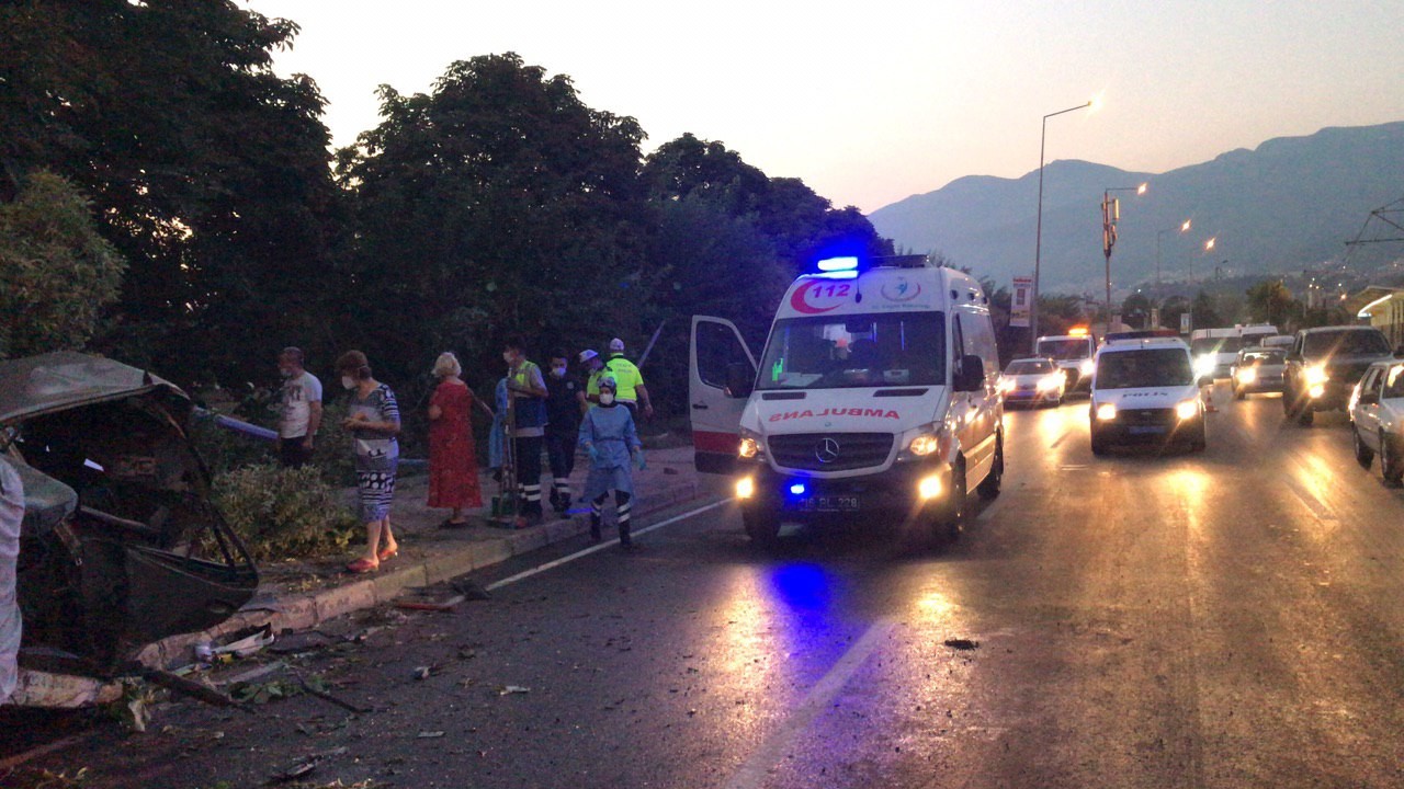 Bursa’da otomobil ikiye bölündü...Can pazarında 2’si ağır 5 yaralı