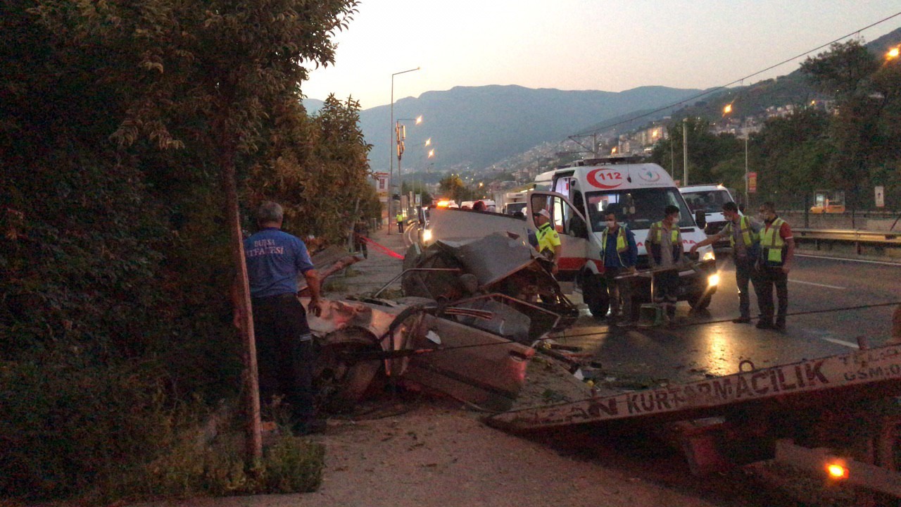 Bursa’da otomobil ikiye bölündü...Can pazarında 2’si ağır 5 yaralı