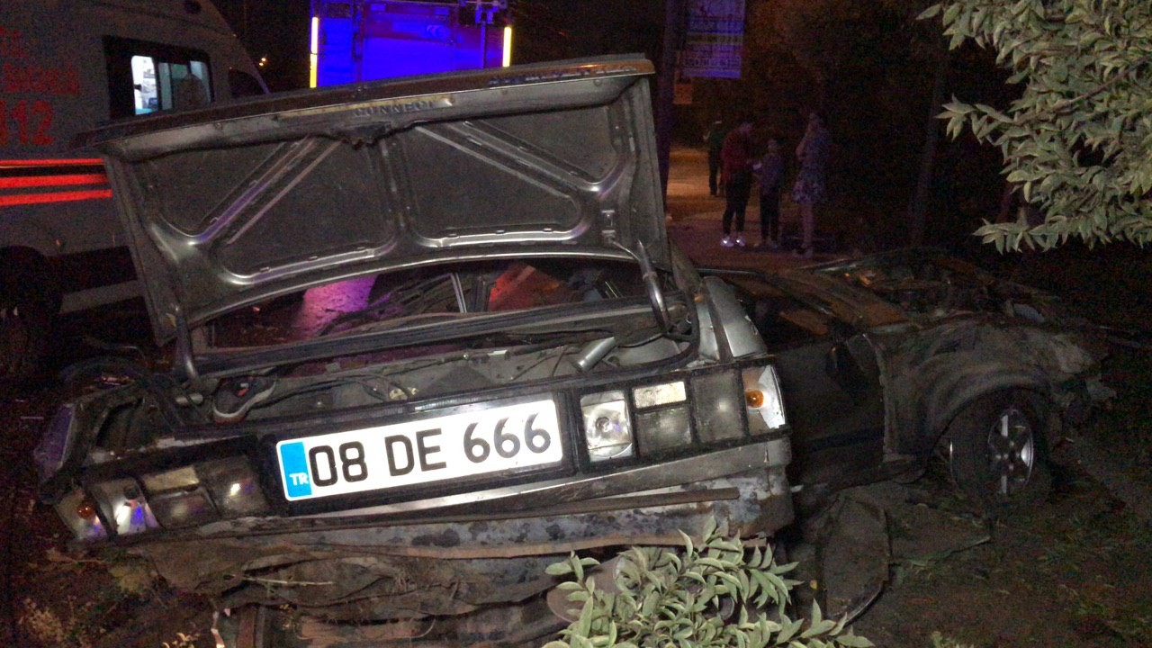 Bursa’da otomobil ikiye bölündü...Can pazarında 2’si ağır 5 yaralı