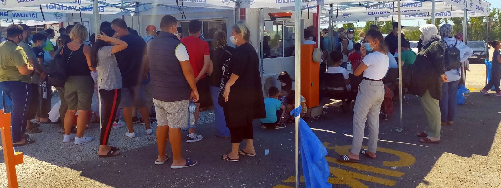 Gurbetçilerin PCR testi yoğunluğu: Sosyal mesafe ve maske kuralı hiçe sayıldı