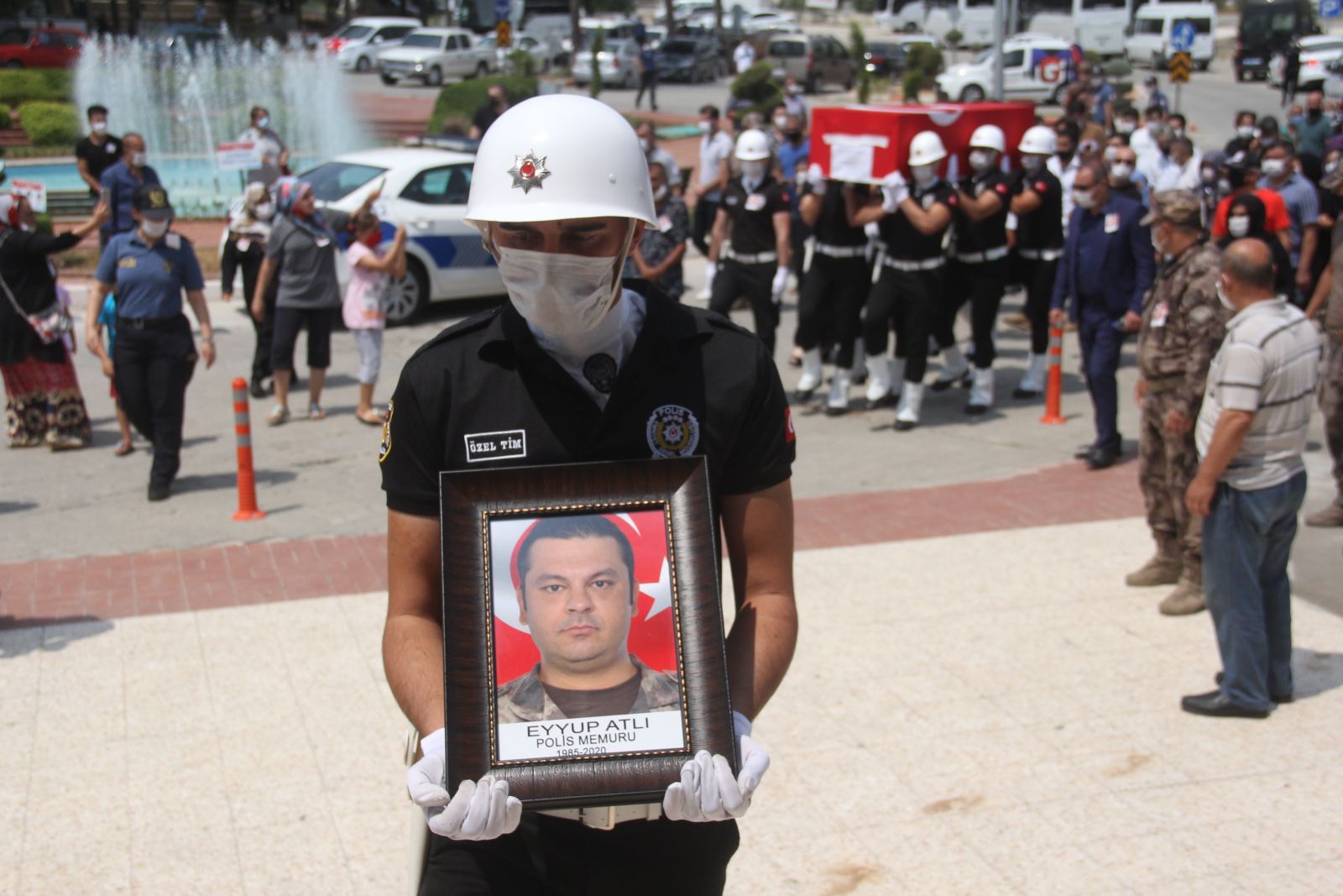 Evinde ölü bulunan özel harekat polisi toprağa verildi