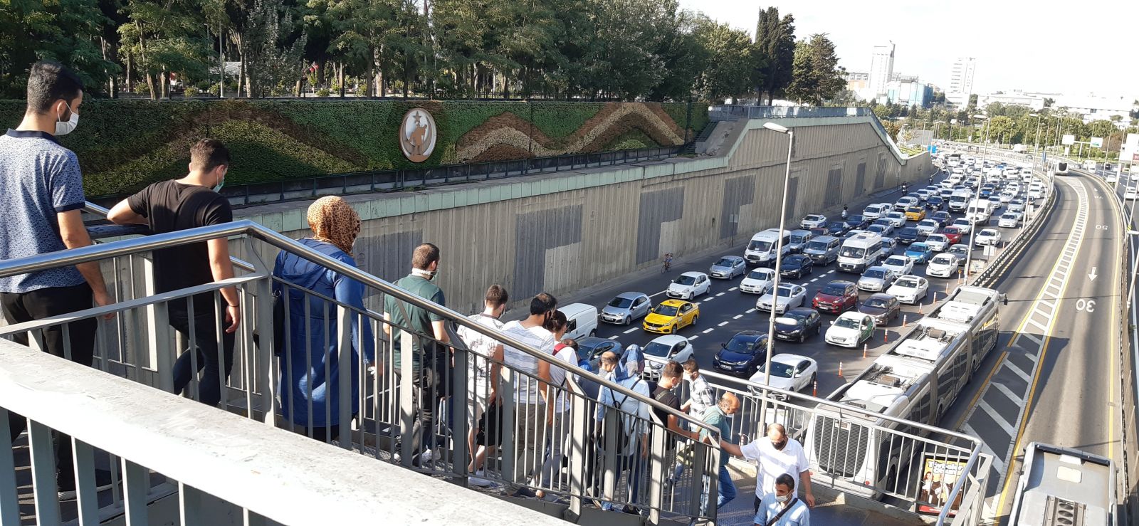 Metrobüslerde dikkat çeken yoğunluk