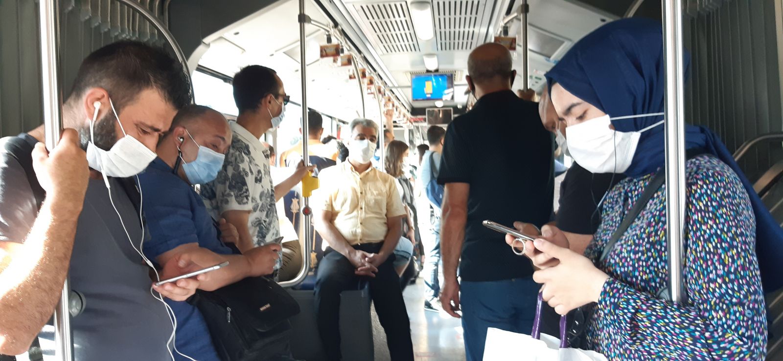 Metrobüslerde dikkat çeken yoğunluk