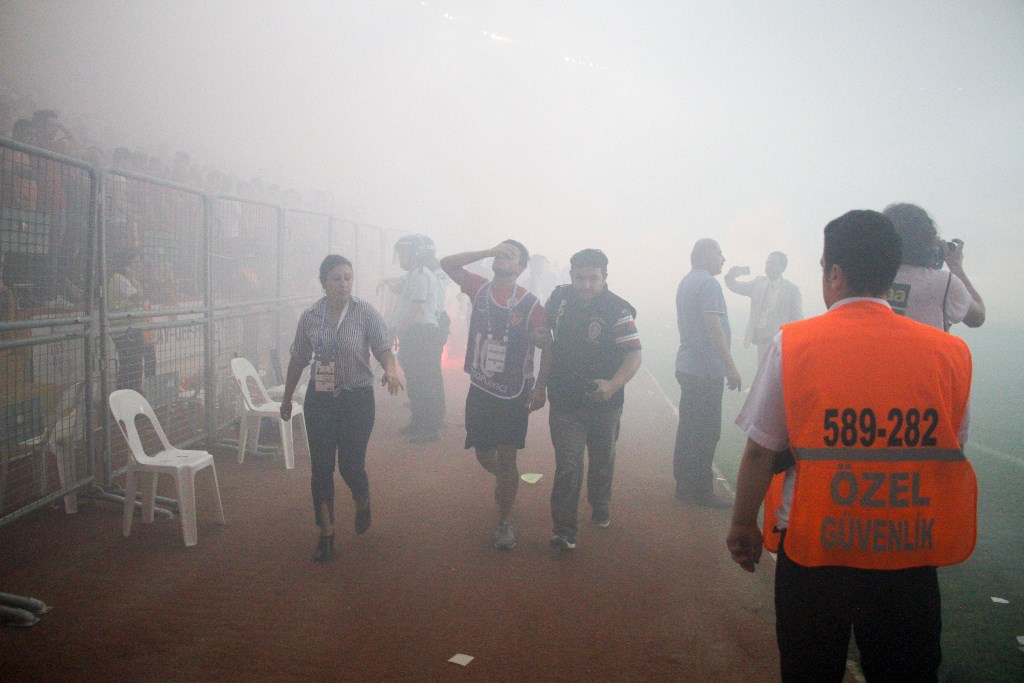 Final maçı defalarca durdu