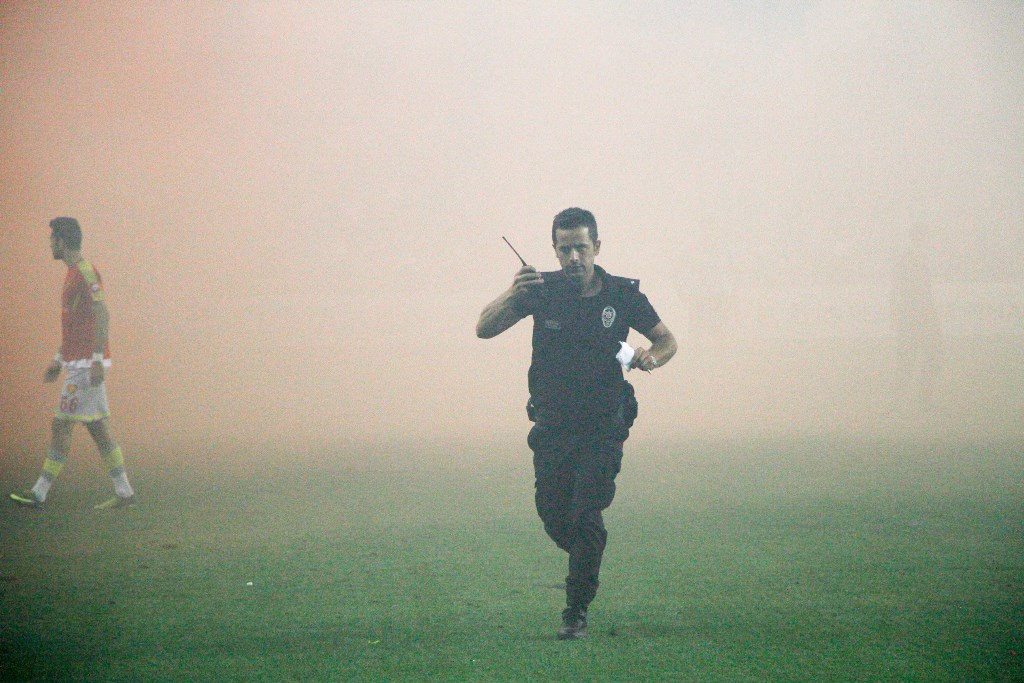 Final maçı defalarca durdu