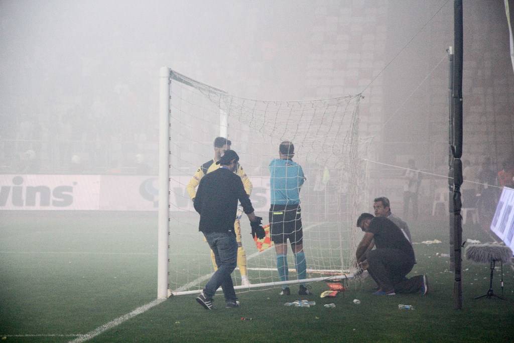Final maçı defalarca durdu