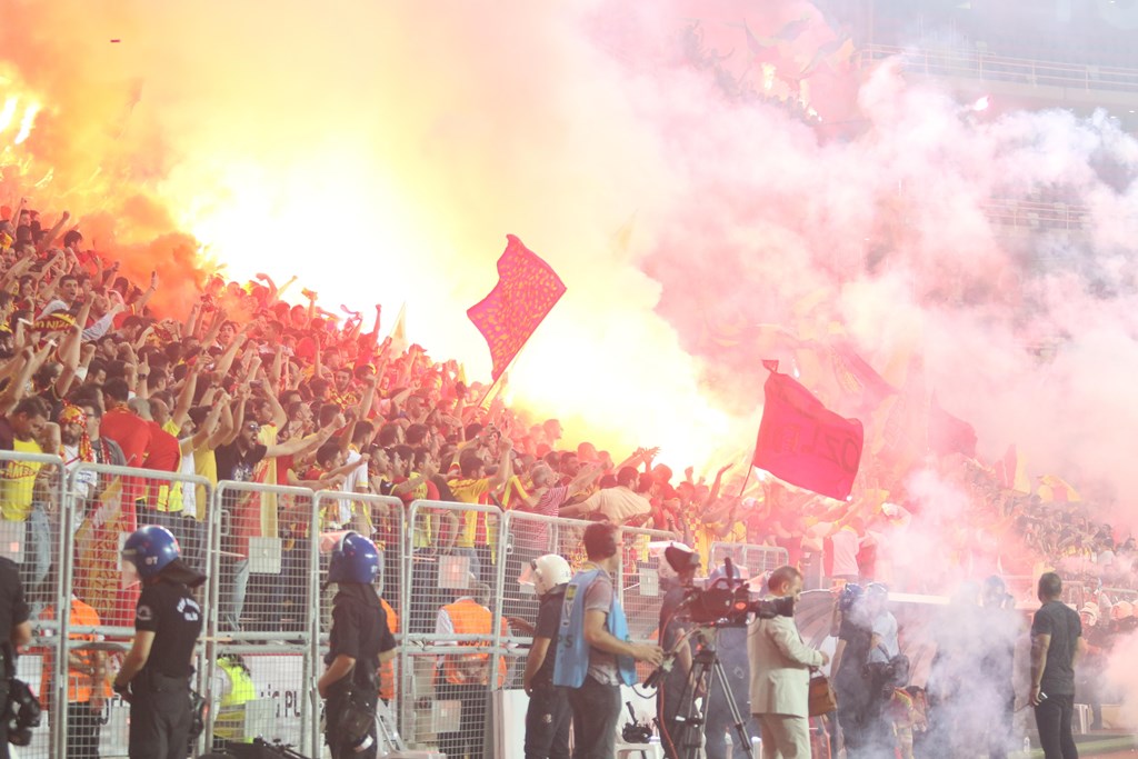 Final maçı defalarca durdu