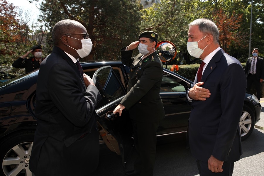 Bakan Akar, Senegal Silahlı Kuvvetler Bakanı Kaba ile bir araya geldi