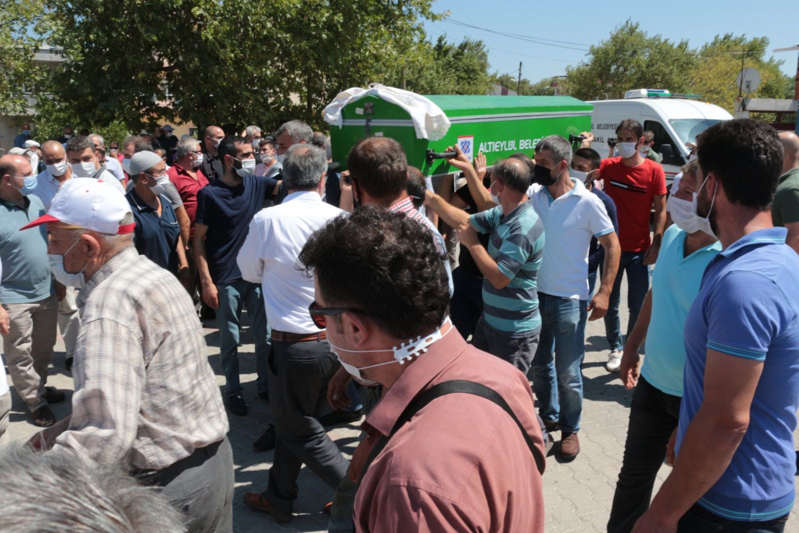 Balıkesir minik kardeşlere ağladı Balıkesir minik kardeşlere ağladı