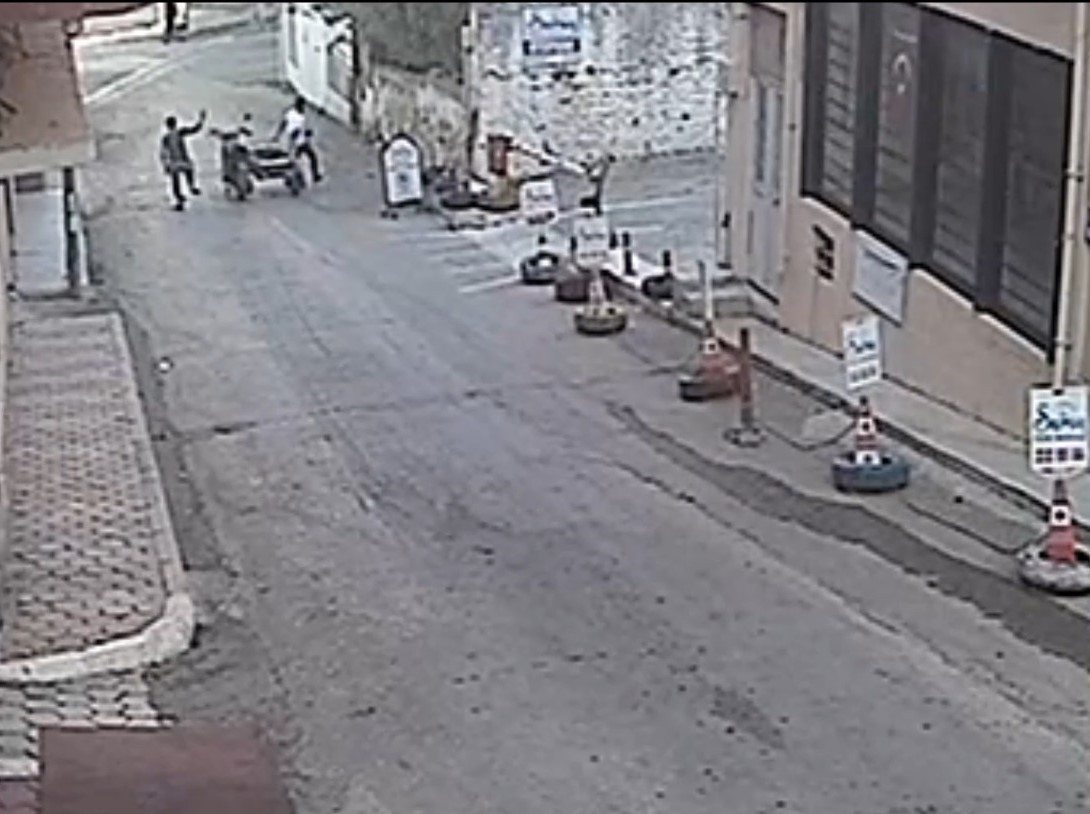 Böyle kaza görülmedi: Sürücüsüz motosiklet kuryeye çarptı!