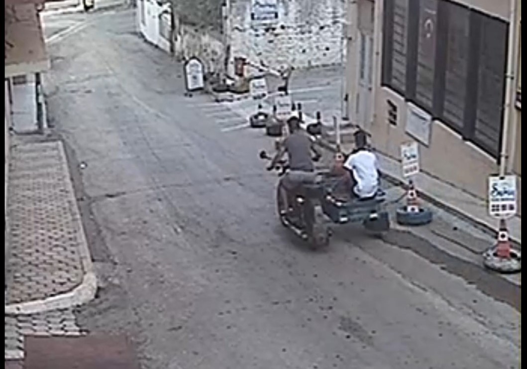 Böyle kaza görülmedi: Sürücüsüz motosiklet kuryeye çarptı!