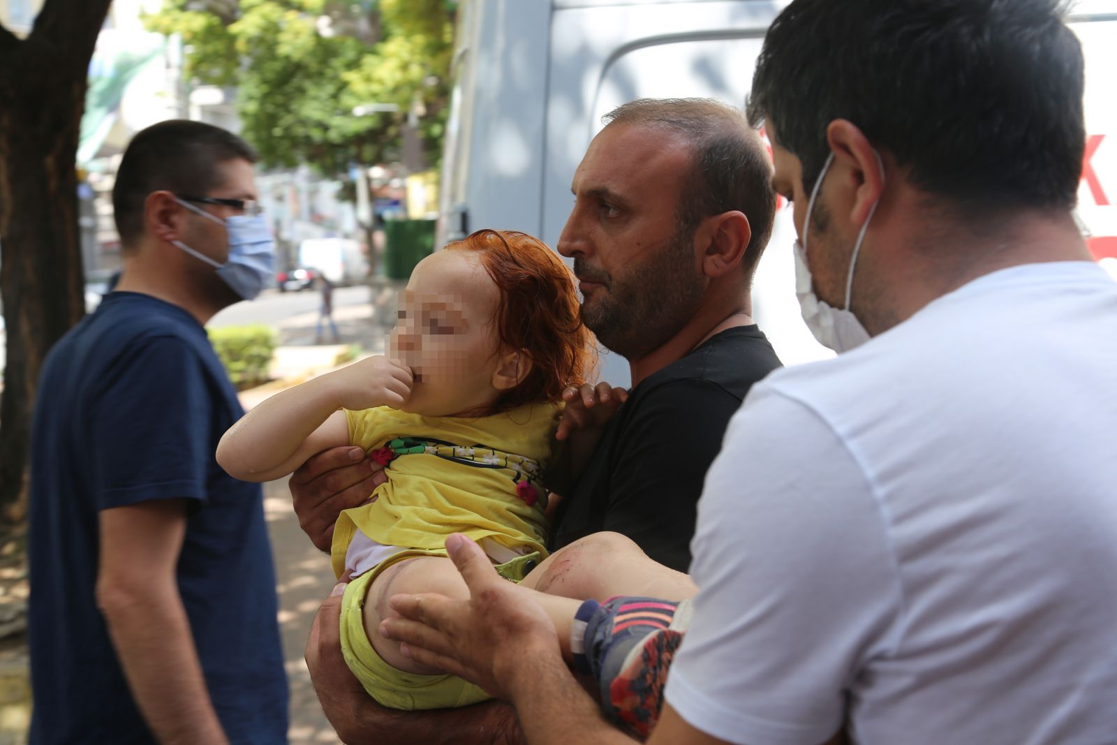 Anne ve kızı yaya geçidinde dehşeti yaşadı