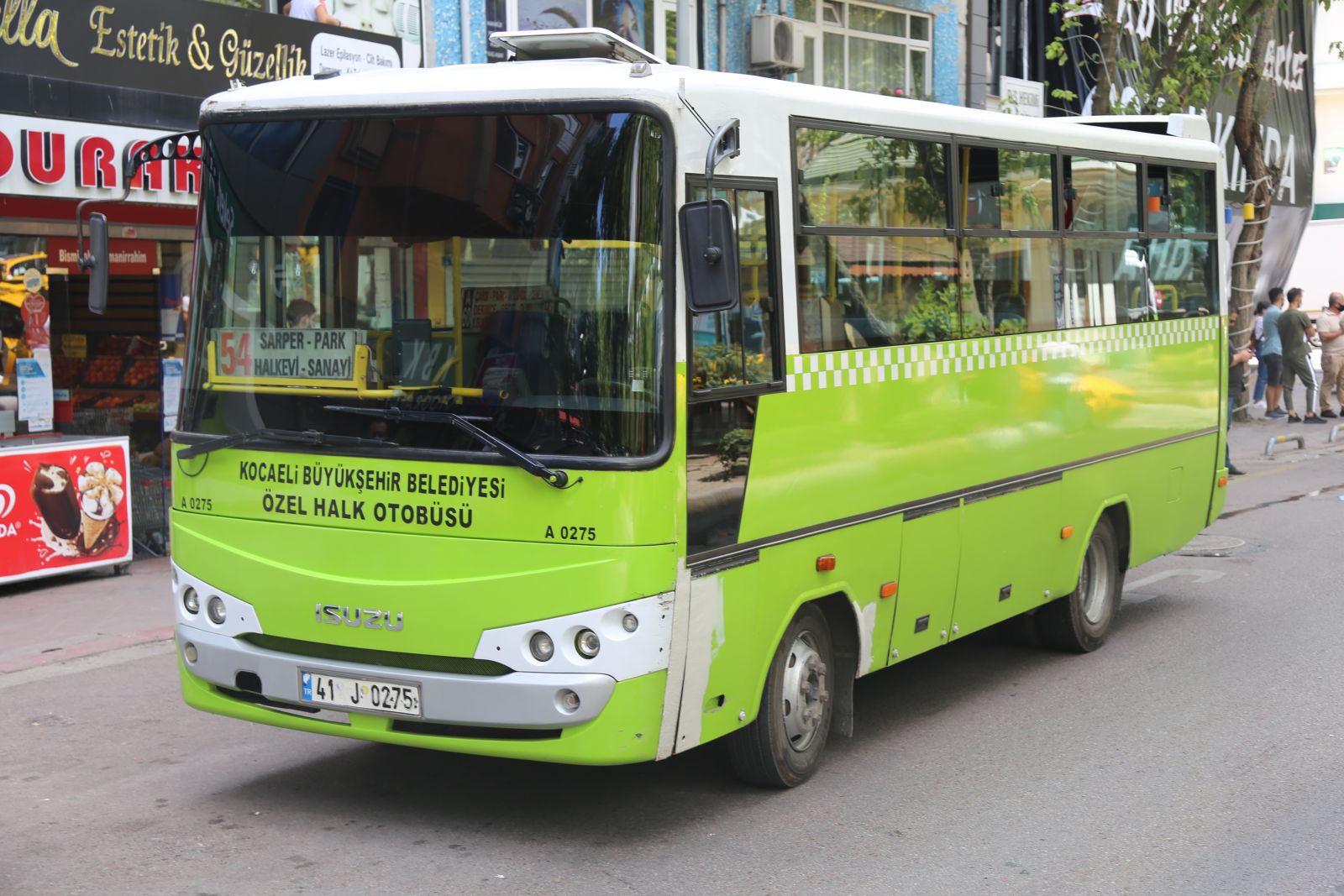 Anne ve kızı yaya geçidinde dehşeti yaşadı