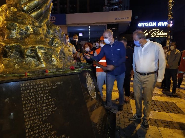 Marmara Depremi'nde hayatını kaybedenler Avcılar'da anıldı