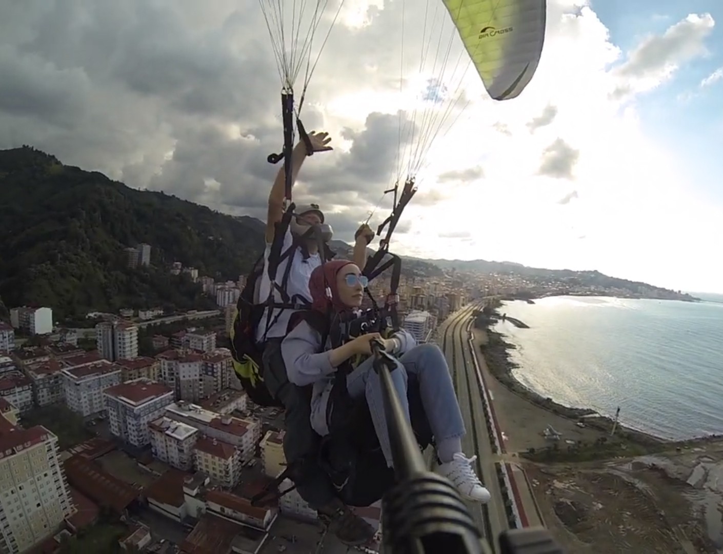 Yamaç paraşütü yaparken havada polis helikopterini gördüler, zor anlar yaşadılar Yamaç paraşütü yaparken havada polis helikopterini gördüler, zor anlar yaşadılar