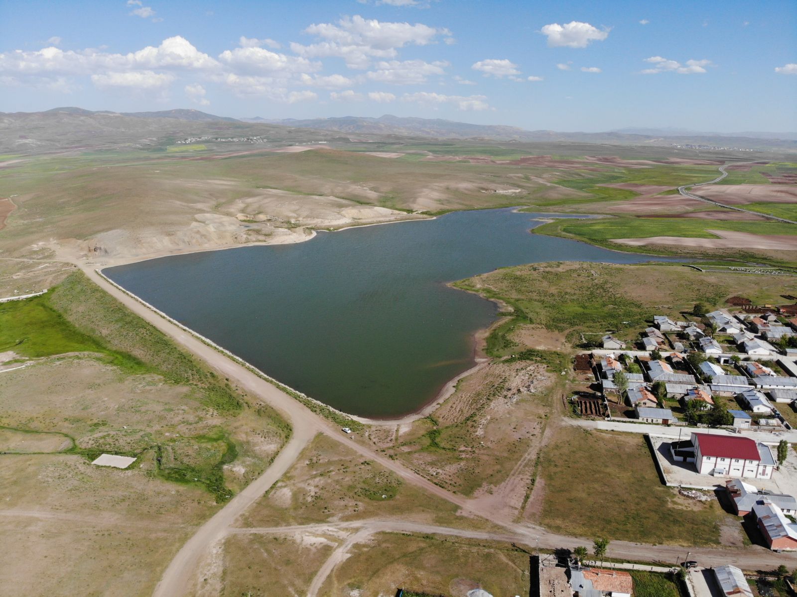Göl manzaralı simetrik yapılar kuş bakışı ile ayrı bir güzellik oluşturuyor
