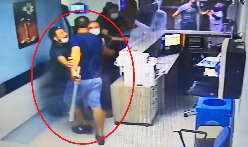 Demir çubuklarla hastaneyi bastılar! Doktor ve güvenlik görevlisini darp ettiler