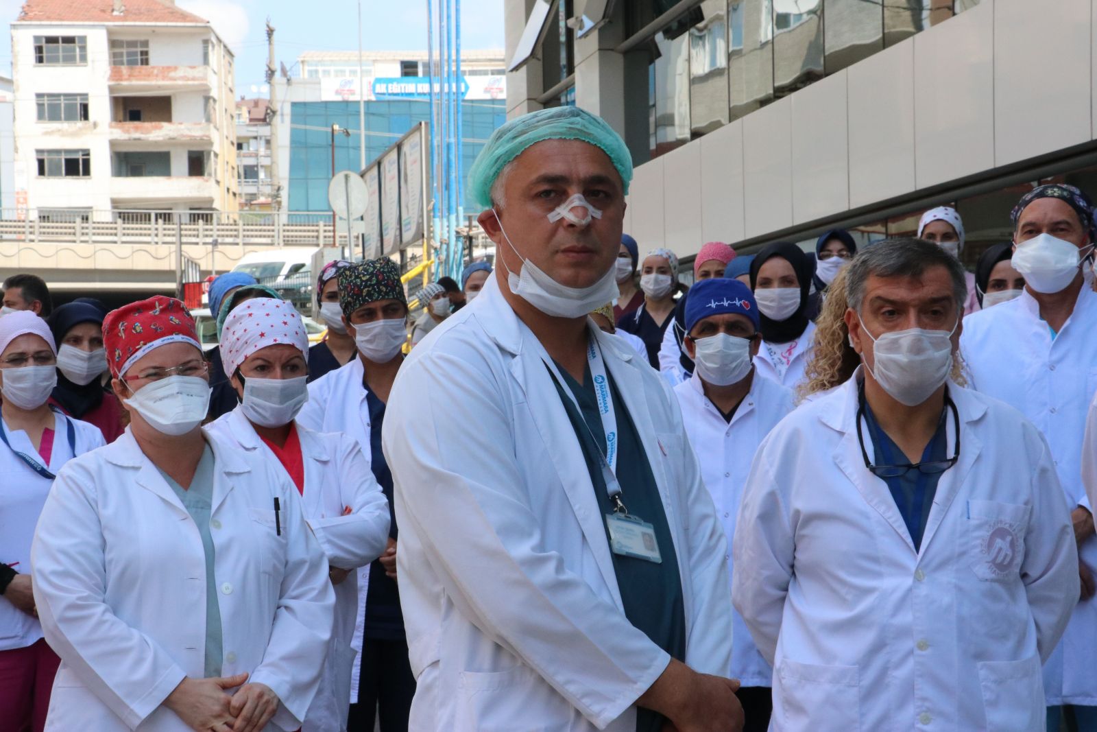 Demir çubuklarla hastaneyi bastılar! Doktor ve güvenlik görevlisini darp ettiler