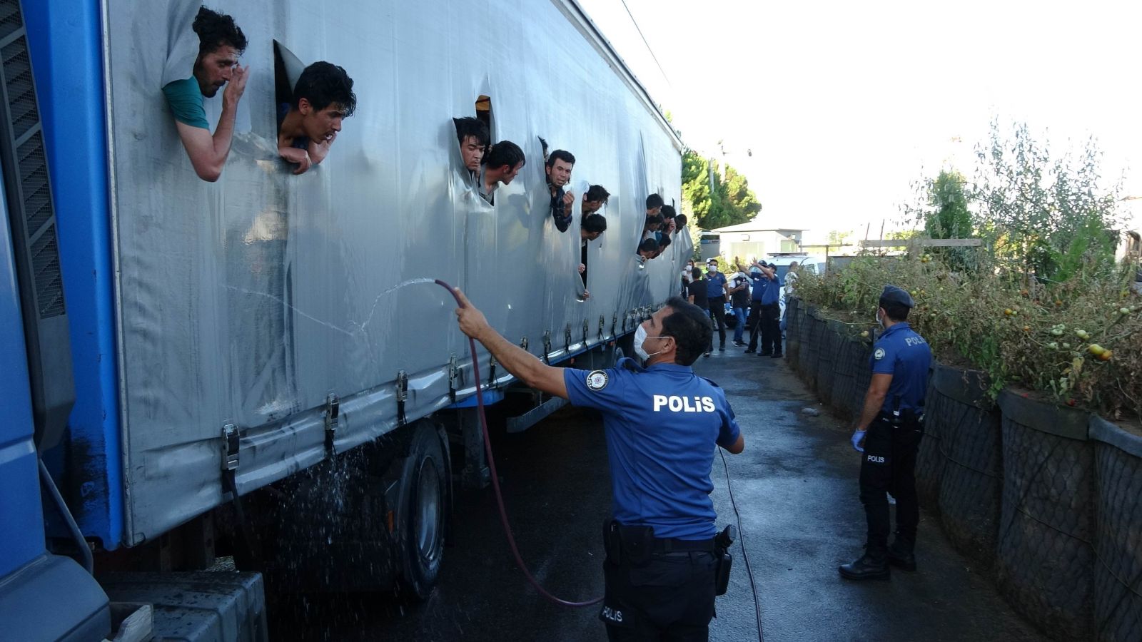 Samsun'da tırda 161 kaçak göçmen susuzluktan bitkin halde bulundu Samsun'da tırda 161 kaçak göçmen susuzluktan bitkin halde bulundu