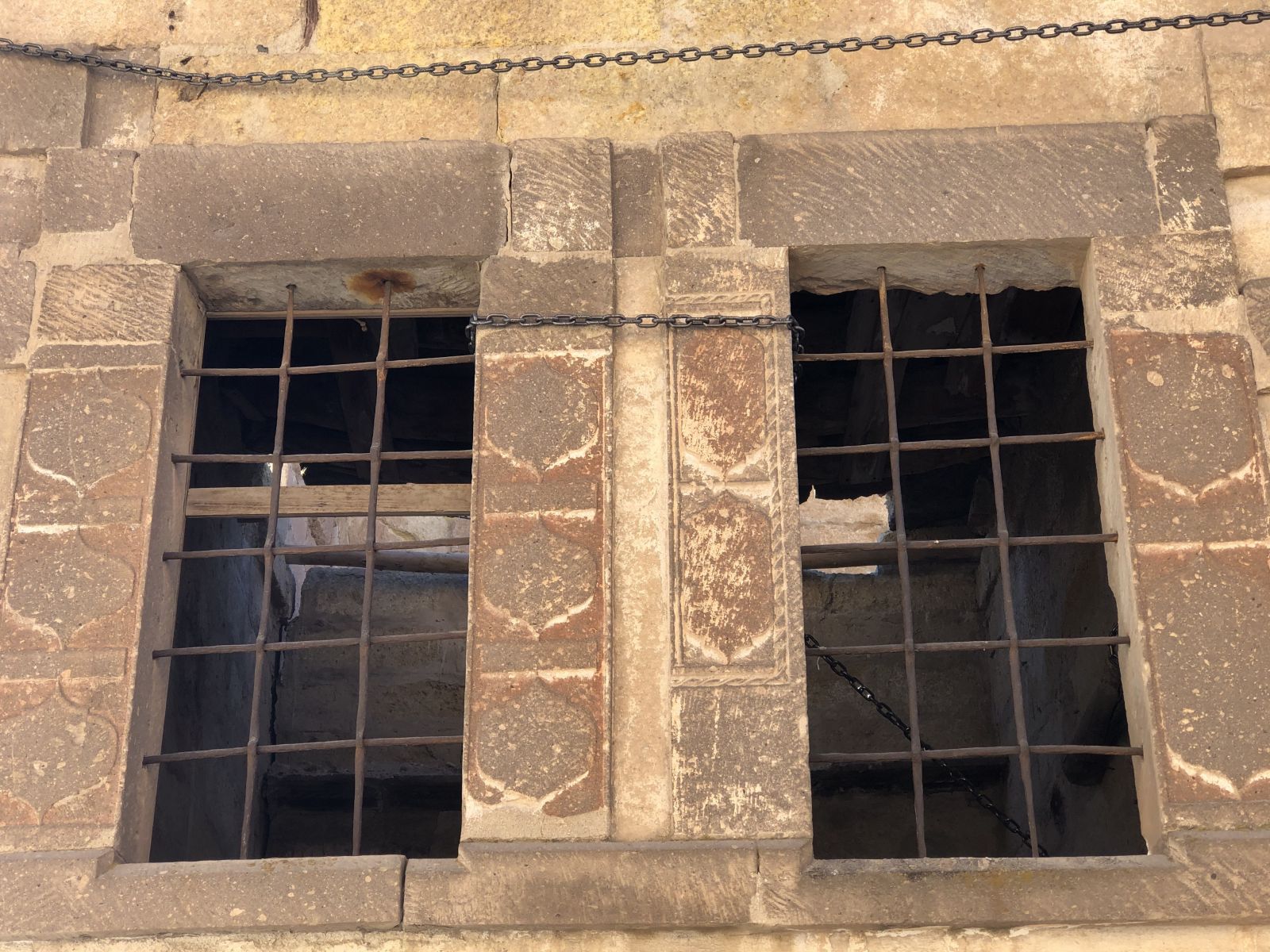 Kapadokya’da 100 yıllık tarihi binaya zincirli koruma